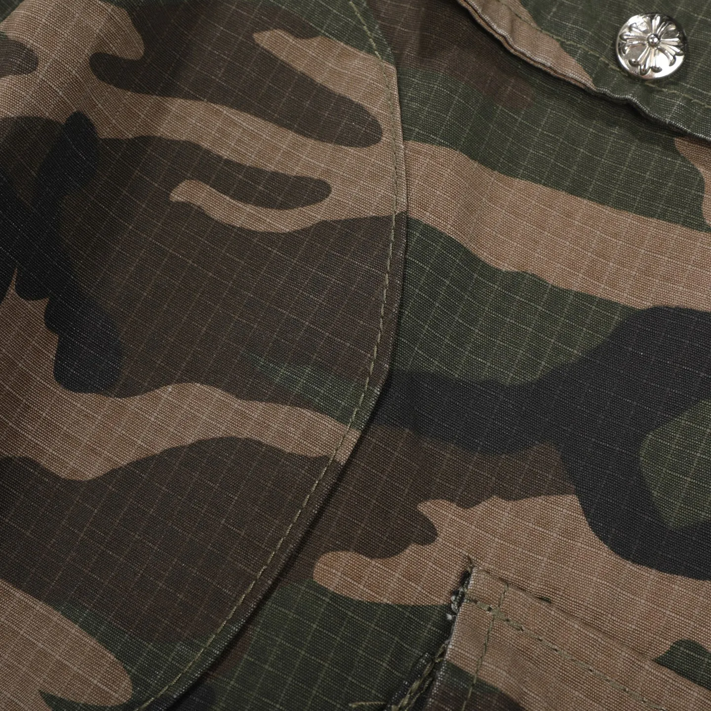 P280 Chrome HeartsCH camouflage logging pants straight-leg Sanskrit unisex overalls, W-level cabinet, patchwork cross pattern embellishment, high-waisted washed jeans! ! Absolutely high-end luxury products, 1.9W-level god-level single products, super popular products, built with top heavy industry, a magic weapon that cannot be missed. About Zangyin, this is an extremely luxurious fashion brand, which can also be called the aristocrats of the high street. It has always been an exclusive brand for some hipsters or the rich second generation. Compared with ordinary high streets, it is more luxurious and noble. Compared with luxury brands, it has a more fashionable personality and has always been a brand that I have a special liking for. Imported yarn is custom-woven into a high-density twill canvas, which ensures a crisp silhouette while also making the fabric very delicate to the touch. It follows the B01 classic silhouette, with a crisp and stylish upper body. The ready-made garments are stone-milled and fermented, so they can be matched with any style. Buttons and zippers are made of authentic YKK retro metal products. Double-layer canvas on the front knees has perfect details. All hardware is customized. Color: Camouflage Size: 28/30/32/34/36 Waist: 74/79/84/89/94 Sitting: 104/109/114/119 Pants length: 101/102/104/106/108